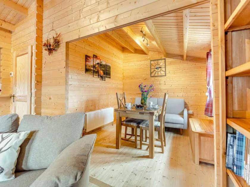Lochinvar - Clydesdale Log Cabin With Hot Tub Airdrie Eksteriør billede