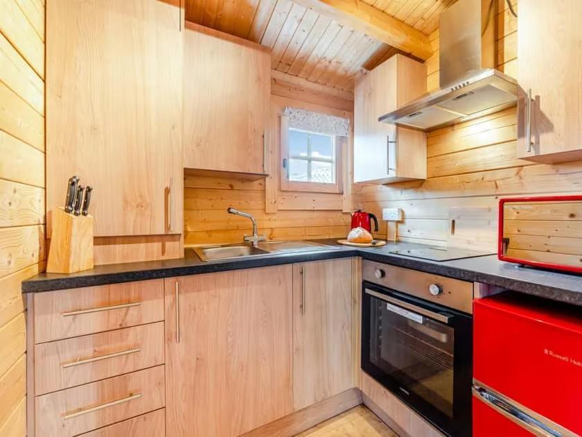 Lochinvar - Clydesdale Log Cabin With Hot Tub Airdrie Eksteriør billede
