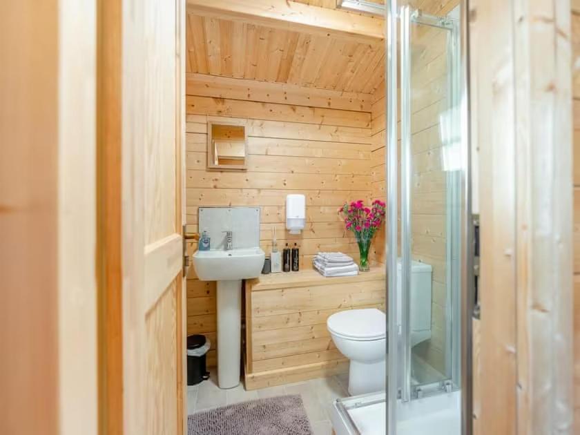 Lochinvar - Clydesdale Log Cabin With Hot Tub Airdrie Eksteriør billede